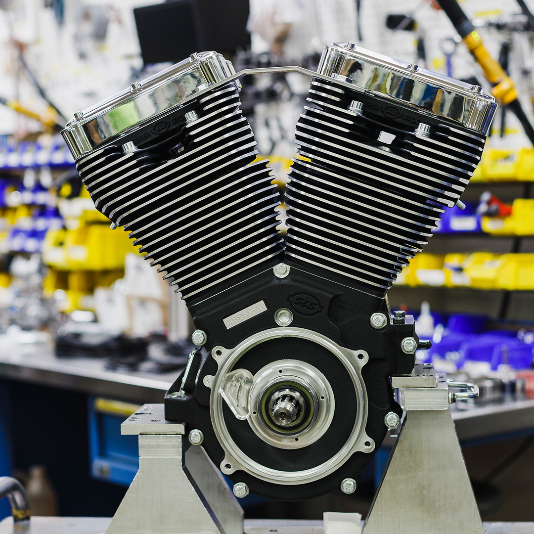 S&S CYCLE V124 Long Block Engine - Chrome/Wrinkle Black - Big Twin | Custom Chasis w/Alternator-Style Primary 310-1159