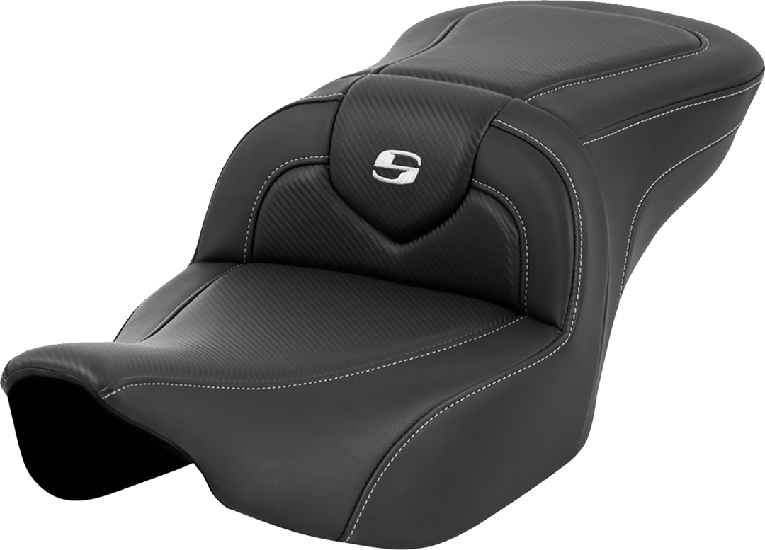 SADDLEMEN Roadsofa™ Seat - Carbon Fiber - Silver Stitch/Silver Logo - without Backrest - FL '23-'24 823-07-185