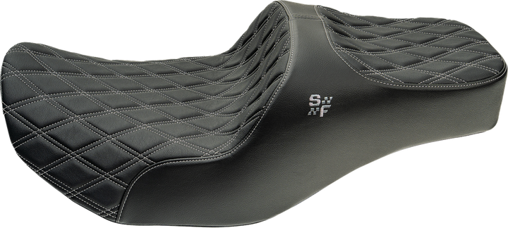 SLYFOX Chariot Seat - Silver Double Diamond Stitch - Silver Logo - FLH/FLT '23.5-'26 4729D