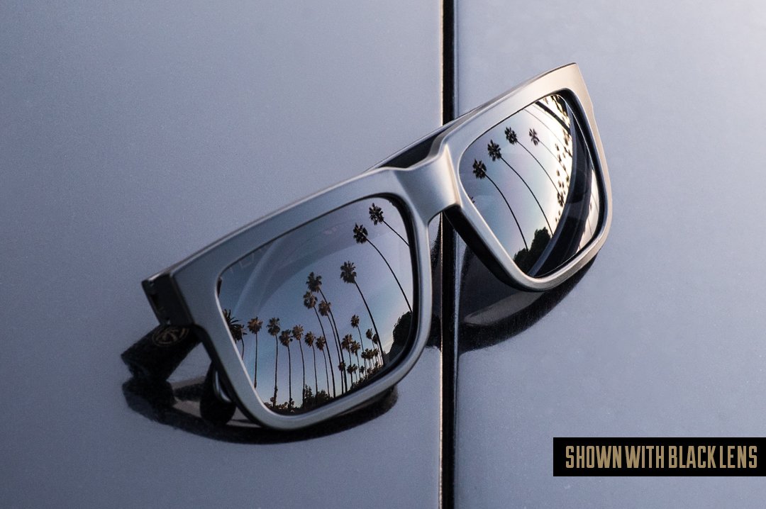 Heatwave Visual Avenue Sunglasses: Black W/Gold Emblem (4758003974221)